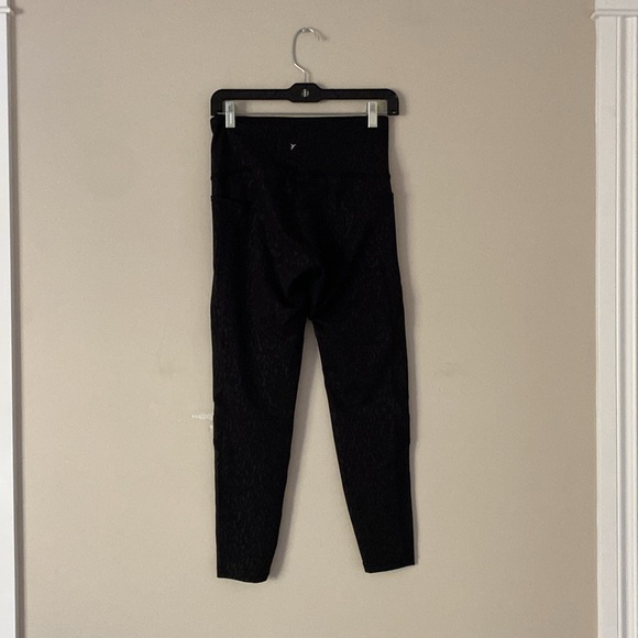 Old Navy Active Black Pattern Elevate Leggings Stretch - Picture 4 of 12